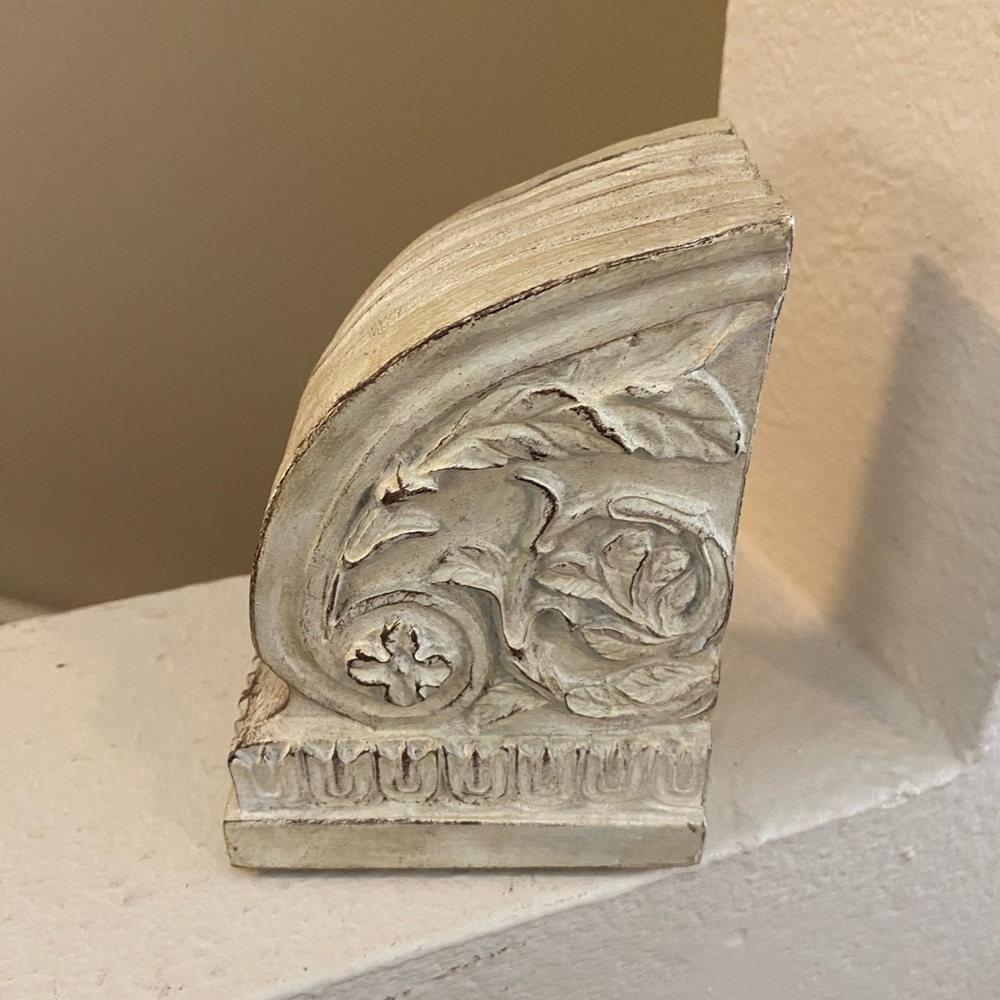Melannco Antique Style White Finish Round Leaf Bookends.Set of 2. NWT. In Box.